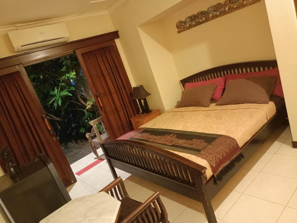 Villa Layang Bulan A Homey Guesthouse For Men Near The Beach In North Kuta Denpasar Esterno foto