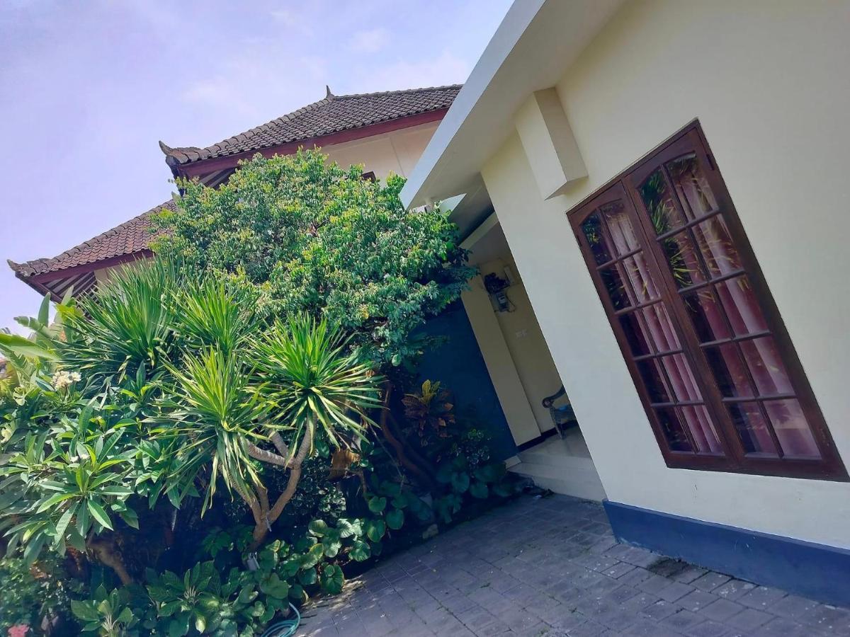 Villa Layang Bulan A Homey Guesthouse For Men Near The Beach In North Kuta Denpasar Esterno foto