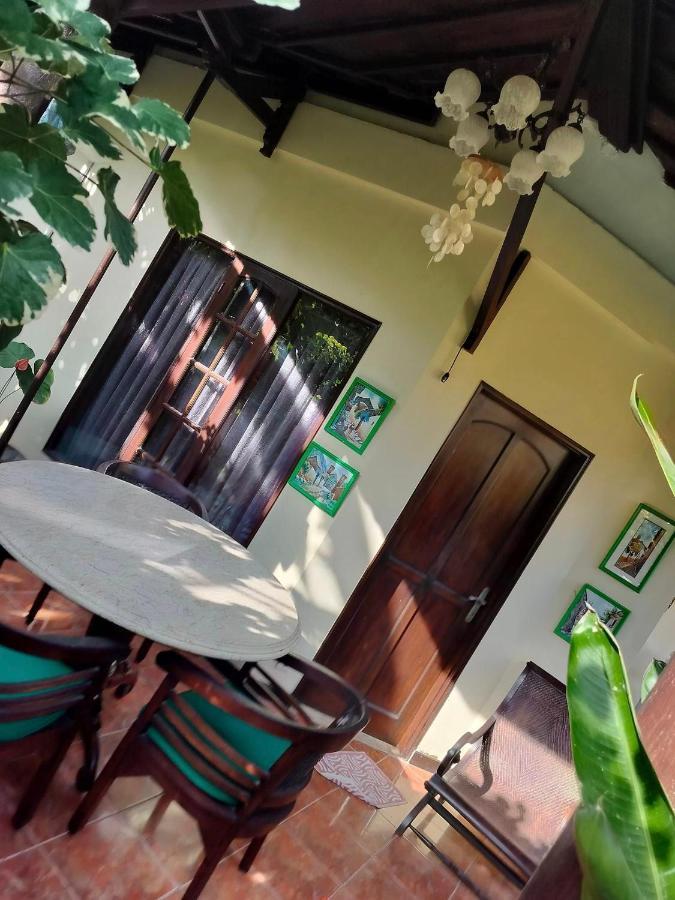 Villa Layang Bulan A Homey Guesthouse For Men Near The Beach In North Kuta Denpasar Esterno foto