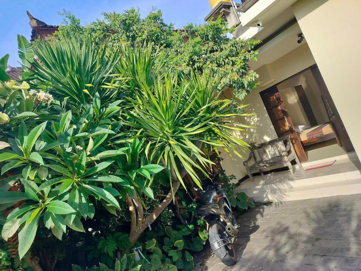 Villa Layang Bulan A Homey Guesthouse For Men Near The Beach In North Kuta Denpasar Esterno foto